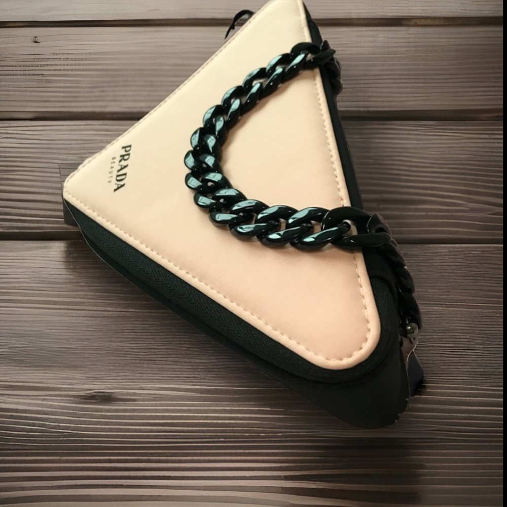 Prada - Picture 4 of 10